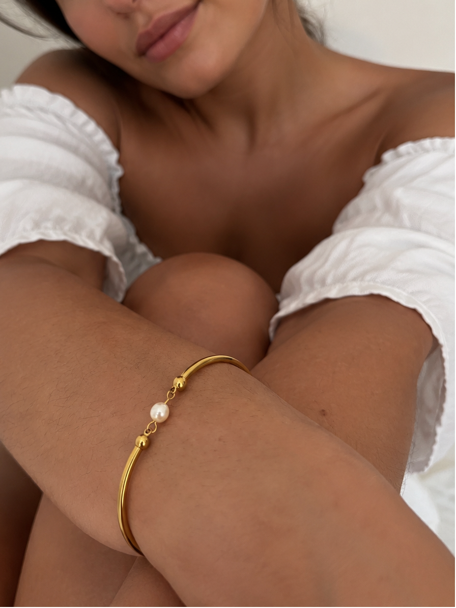 Chunky White Pearl Bracelet