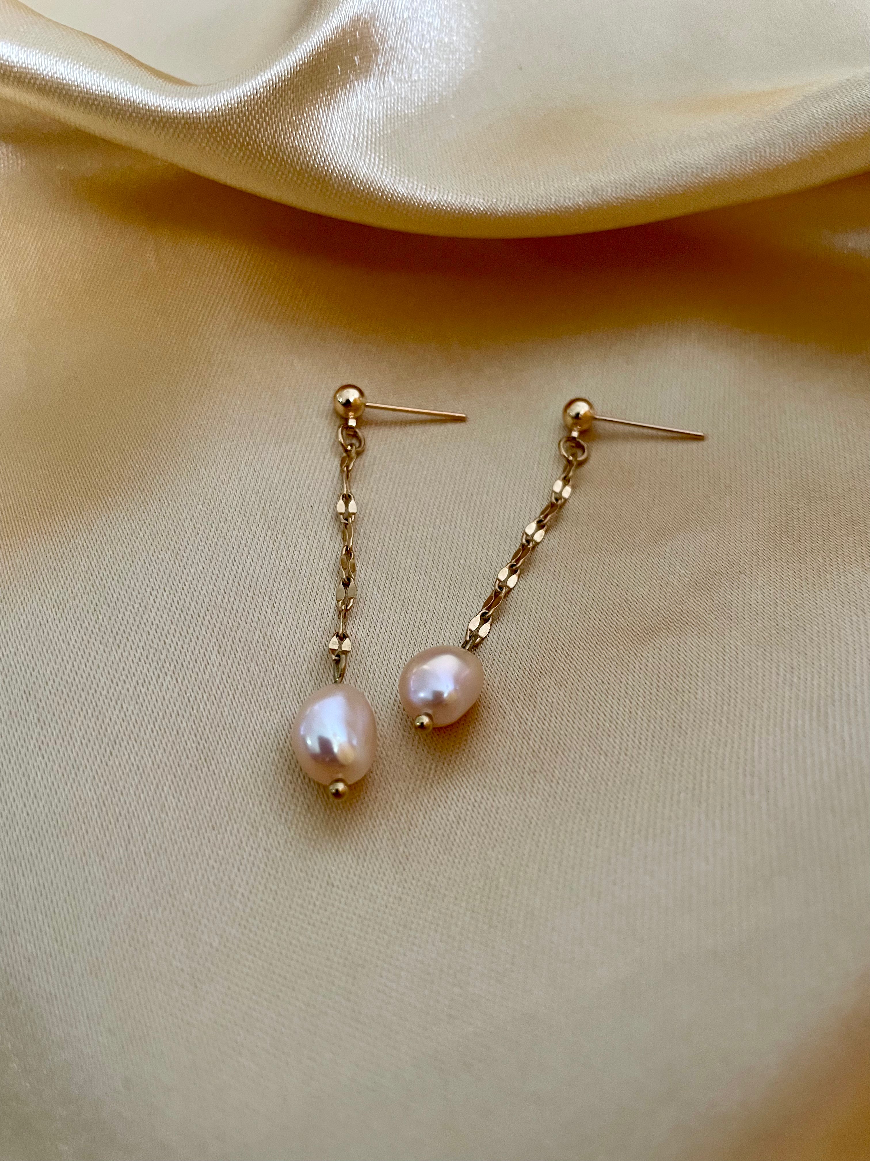 boucles d'oreilles pendantes en perles baroques roses sur une chaîne en or, style parisien
