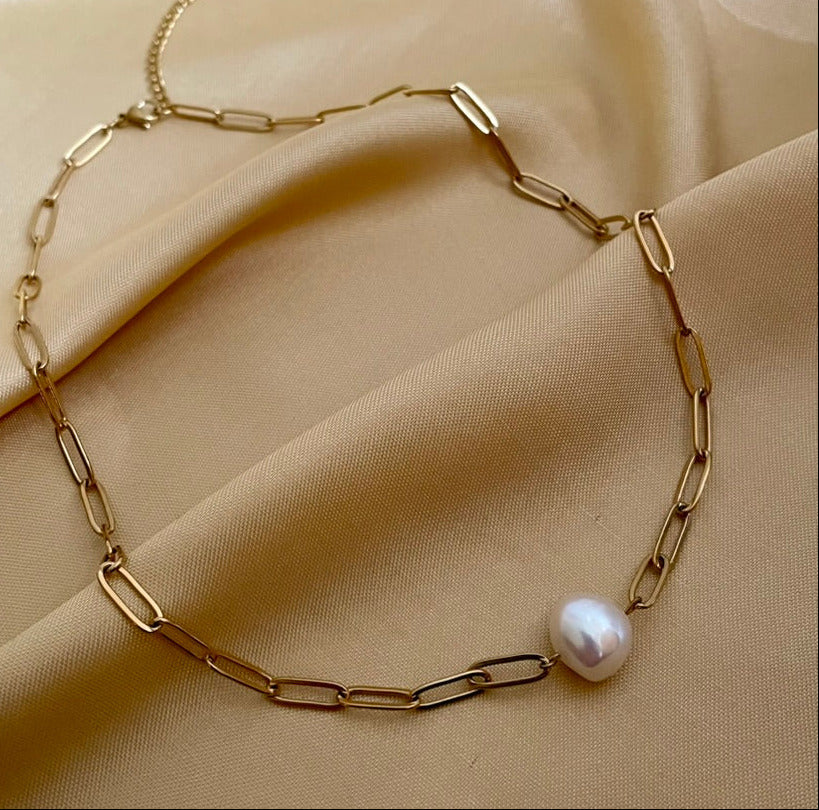 gold paperclip chain necklace featuring a single white baroque pearl pendant
