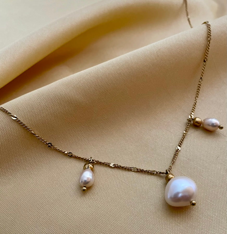 Elegant gold pearl necklace showcasing the lustrous texture of baroque pearls for a sophisticated look.