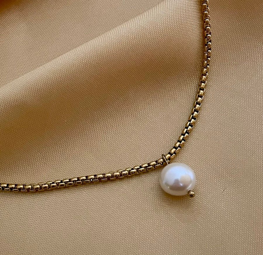 Minimalist gold chain necklace with white baroque pearl pendant