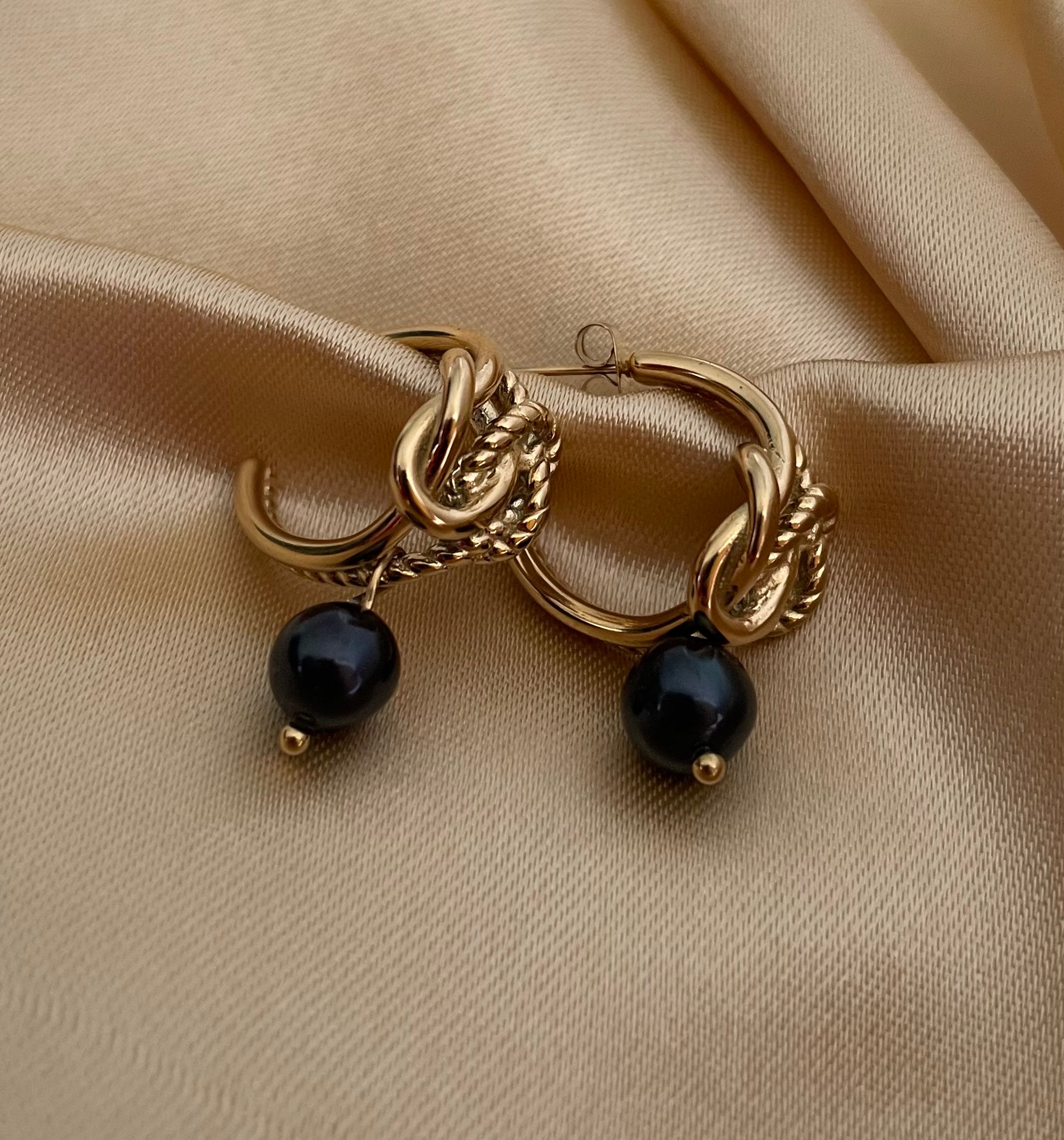 Luxury gold knot hoop earrings with round black pearl drop