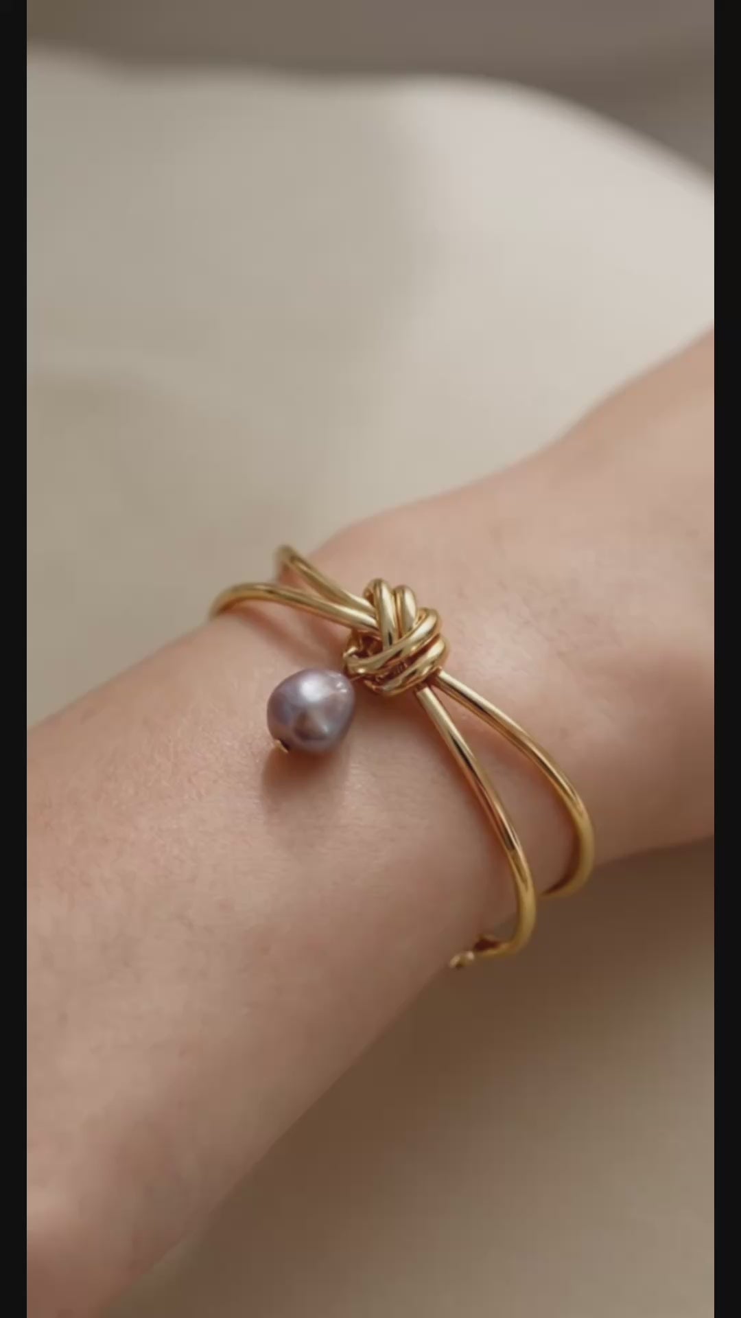 bracelet-agathe-grey-baroque-freshwater-perl-video