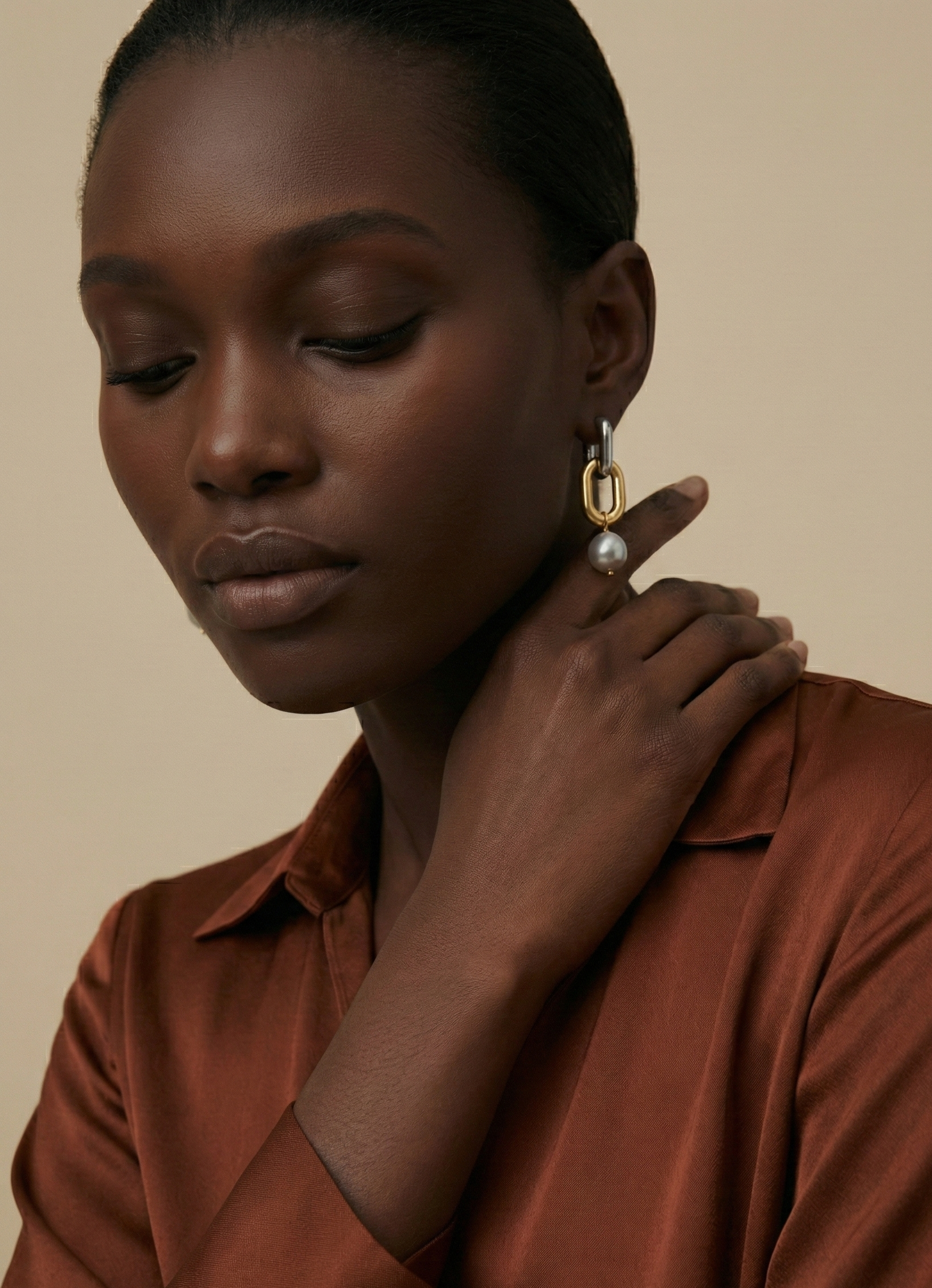 Two-tone silver and gold interlocked link hoop earrings featuring lustrous grey baroque pearl